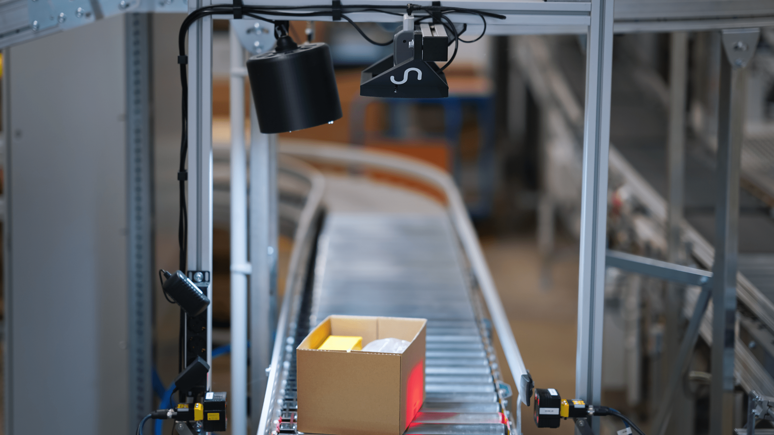 Sereact AI monitoring package on conveyor belt in warehouse