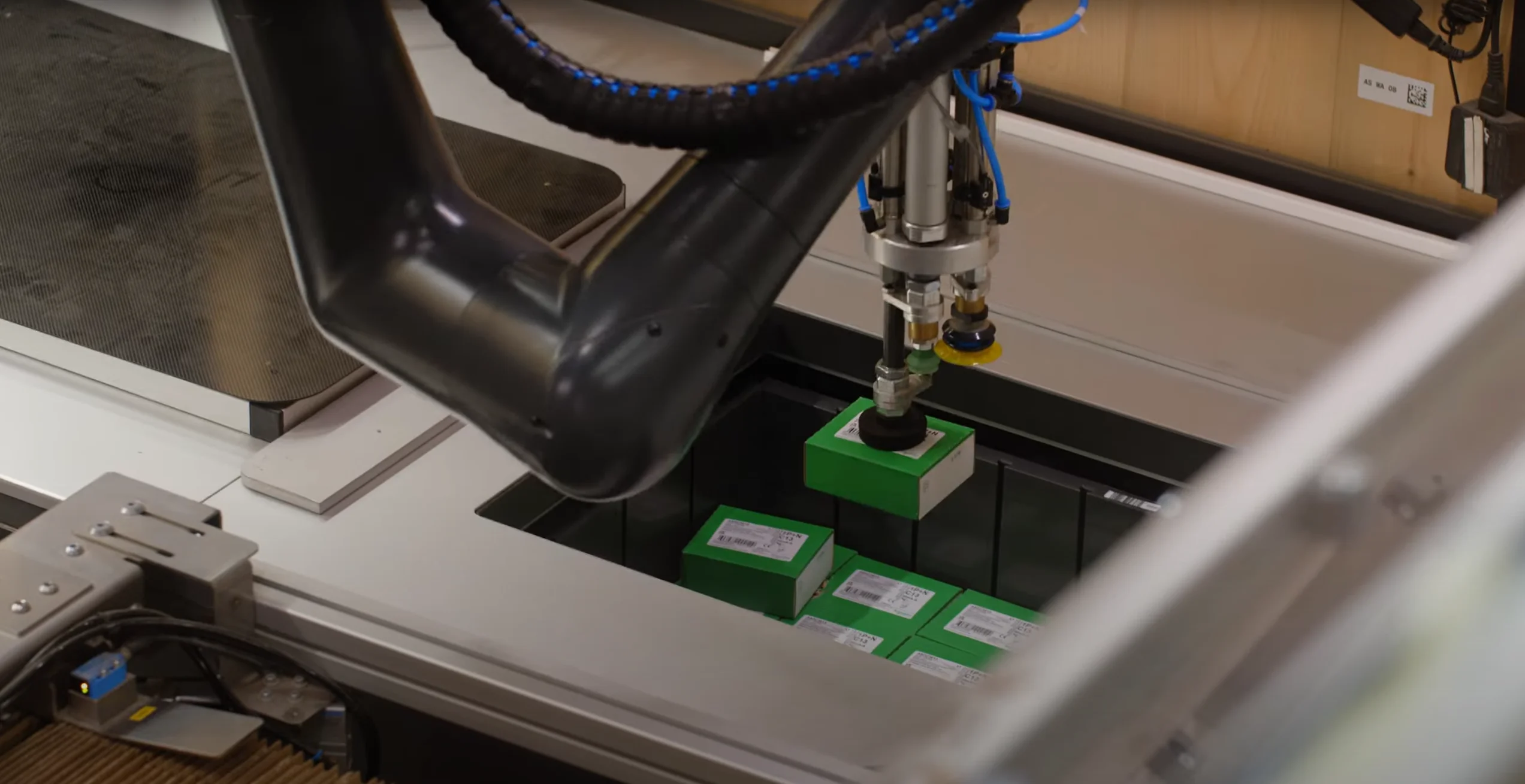 Zero-Shot Picking at Sonepar powered by AI Robotics